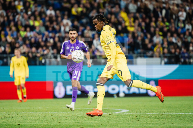 DFB-Pokal: HEBC - Borussia Dortmund, 01.09.2026 | Carney Chukwuemeka (Borussia Dortmund, 17) schießt; Fußball, DFB-Pokal, 1. Runde: HEBC vs. Borussia Dortmund am 01.09.2026 im Volksparkstadion, HamburgDFB REGULATIONS PROHIBIT ANY USE OF PHOTOGRAPHS AS IMAGE SEQUENCES AND/OR QUASI-VIDEO. - Realisiert mit Pictrs.com