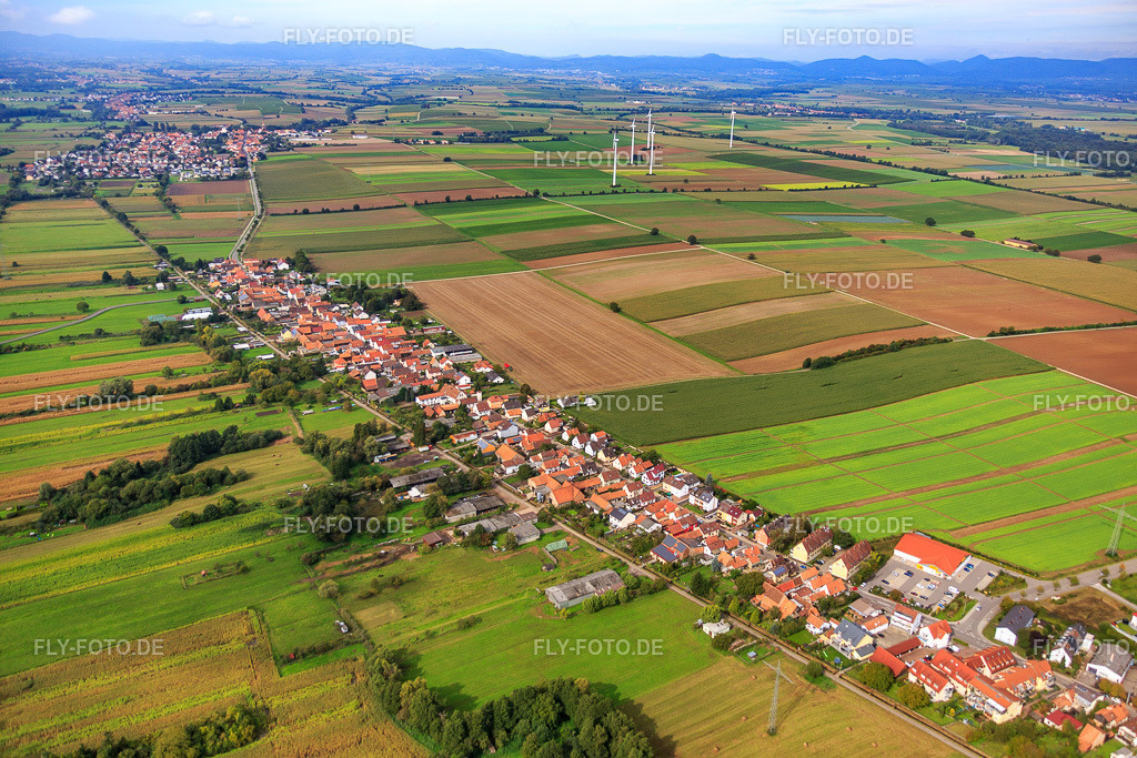 Saarstraße Ortsausgang nach W | Luftbild: Saarstraße Ortsausgang nach W in Kandel im Bundesland Rheinland-Pfalz in Deutschland. Foto: IMG_072820.jpg vom 19.09.2014 durch Werner Riehm/FLY-FOTO.de - Realisiert mit Pictrs.com