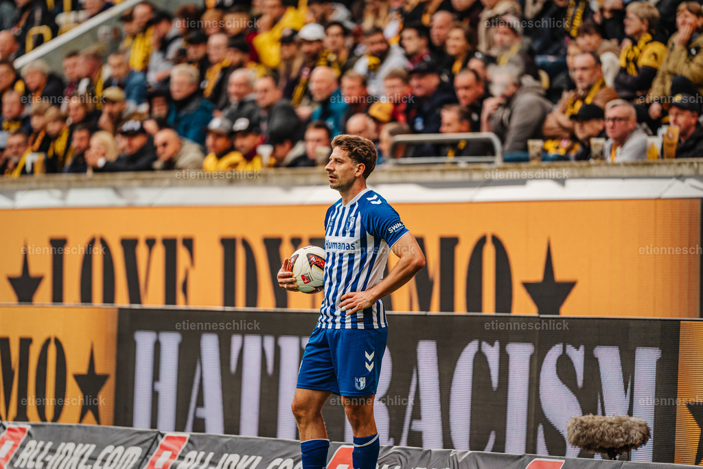 Dresdner SC - Allianz MTV Stuttgart, DEKRA 1. Bundesliga Frauen, Volleyball | Im Bild: Einwurf 1. FC Magdeburg18.10.2026, SG Dynamo Dresden - 1. FC Magdeburg, 2. BUNDESLIGA - 8. SPIELTAG, Fußball, Deutschland, Dresden, Rudolf-Harbig-Stadion