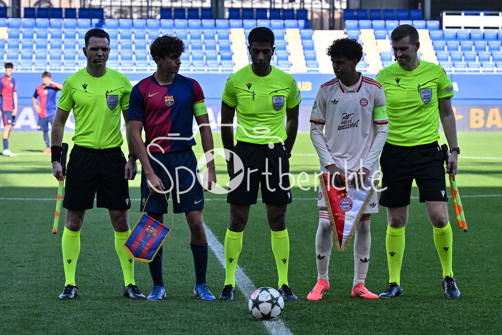FC Barcelona U19 - FC Bayern München U19 | Die Platzwahl der vor der Partie / Alexis OLMEDO (FC Barcelona U19 #4) und Adam AZNOU (FCB #3) / UEFA Youth League: FC Barcelona U19 - FC Bayern München U19, Estadi Johan Cruyff am am 23.10.2024