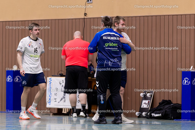 Handball I Herren I Saison 2025-2026 I SHSE Manfred-Frank-Pokal I Viertelfinale I HSG Kalkberg 06 II - HSG Kalkberg 06 176 | v.l. Tom Rathgeber (16, HSG Kalkberg 06 II), Adam Swoboda (Trainer, HSG Kalkberg 06), Tim Ladiges (3, HSG Kalkberg 06 II) - Realisiert mit Pictrs.com