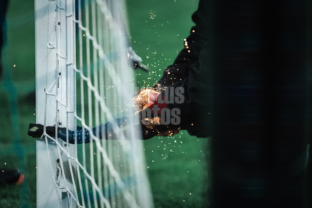 Fußball | Männer | Saison 2023/2024 | 2. Fußball-Bundesliga | 21. Spieltag | Hamburger SV vs. Hannover 96 | 09.02.2024 | HSV Fans sabotieren das Spiel aus Protest mit Schlössern im Tor, die Groundkeeper rücken mit der Flex an