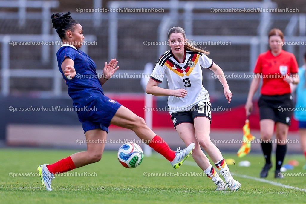 DFB16042601033 | 16.04.2026, Essen, Fußball, UEFA Womens UNDER 19 Championship qualification, Germany - France, Stadion Uhlenkrug, Saison 2025 / 2026: Lenelotte Müller (Deutschland U19 #03) im Zweikampf gegen  Celia Chabod (Frankreich U19 #09)  DFB regulations prohibit any use of photographs as image sequences and or quasi-video.