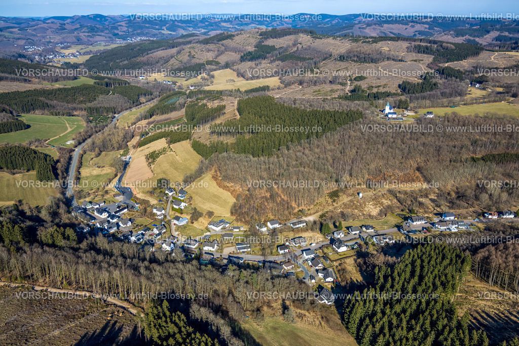 Kirchhundem250308450Wirme | Luftbild, Wohngebiet Ortsansicht, Waldgebiet Hügellandschaft mit Waldschäden in Wirme, Kirchhundem, Sauerland, Nordrhein-Westfalen, Deutschland