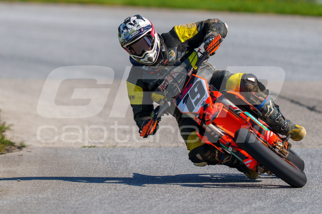 SuperMoto_Staatsmeisterschaft_Greinbach_292 | GRIPcapture steht für authentische Sportfotografie in Österreich – für Momente, die mehr sind als Geschwindigkeit oder Ergebnis. Es geht um Emotion, Spannung, Fokus und den Augenblick, der oft nur einen Wimpernschlag dauert.Ob Motorsport, Teamsport oder 