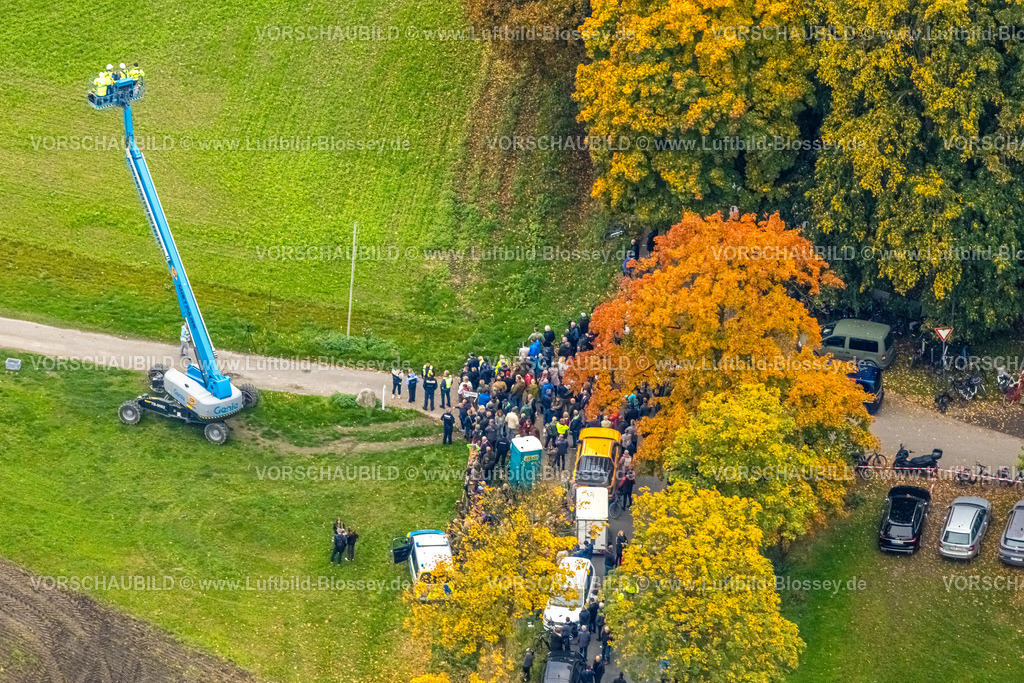 Hamm251000063Gersteinwerk | Luftbild, mit großem interesse verfolgten tausende Zuschauer die Sprengung des Gersteinwerk Schornsteins mit einer halben Stunde Verspätung. Der 282 Meter hohe RWE-Schornstein fiel exakt in das vorbereitete Schotterbeet. Stadtgrenze Werne, Hamm Nordrhein-Westfalen, Deutschland