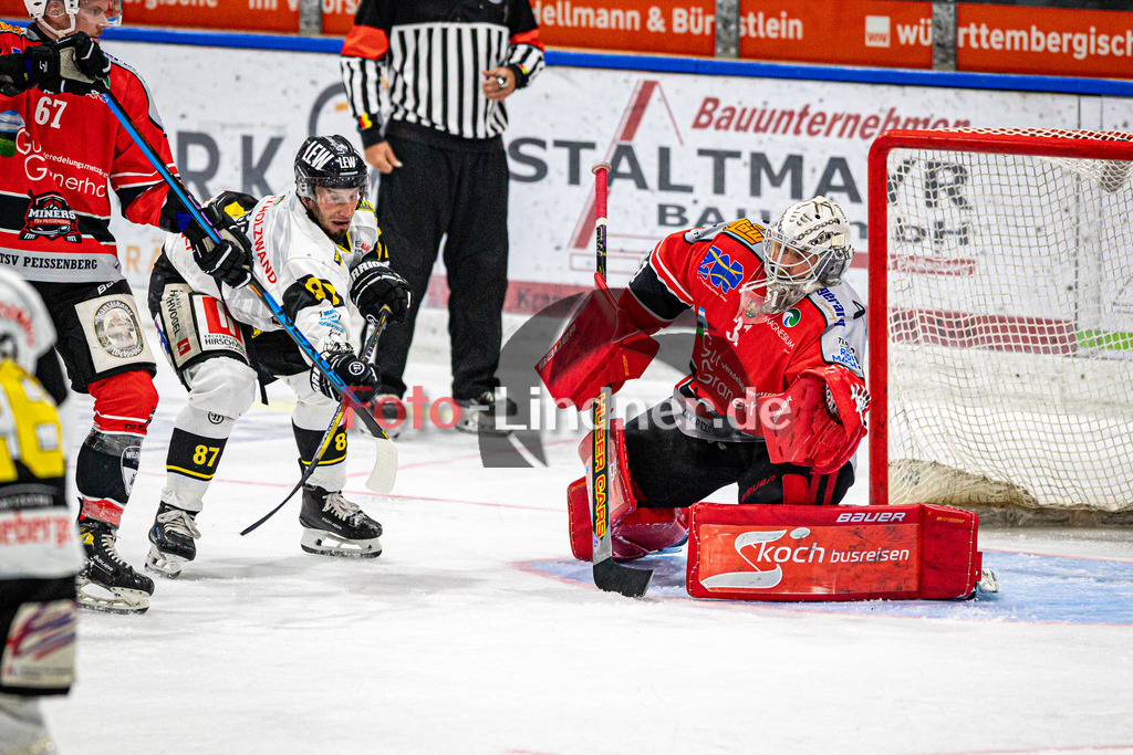 TSV Peißenberg MINERS gegen EA Schongau | Eishockey Bayernliga Herren Vorrunde 2024/25, TSV Peißenberg MINERS gegen EA Schongau, 20241031,Korbinian SERTL (MINERS Goali 31) fängt den Puck,2024-10-31 in Peißenberg (Eisstadion Peißenberg)Korbinian SERTL (MINERS Goali 31), Dominic KRABBAT (MAMMUTS 87)Copyright: WolfgangxLindner foto-lindner.de