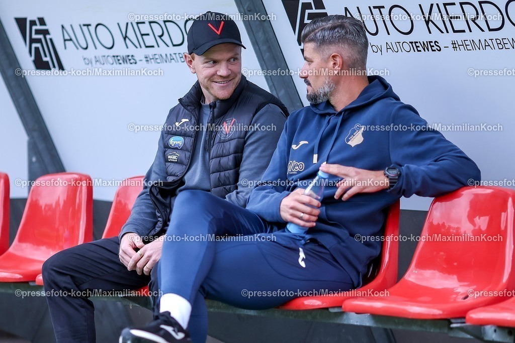 FCVK16092501008 | 16.09.2025, Fußball, FC Viktoria Köln – TSG 1899 Hoffenheim II, 3.Liga, Sportpark Höhenberg, Saison 2025 2026: Cheftrainer Marian Wilhelm (Viktoria Koeln #hc) neben Cheftrainer Stefan Kleineheismann (Hoffenheim II #hc )zusammen auf der Trainerbank DFB regulations prohibit any use of photographs as image sequences and or quasi-video.
