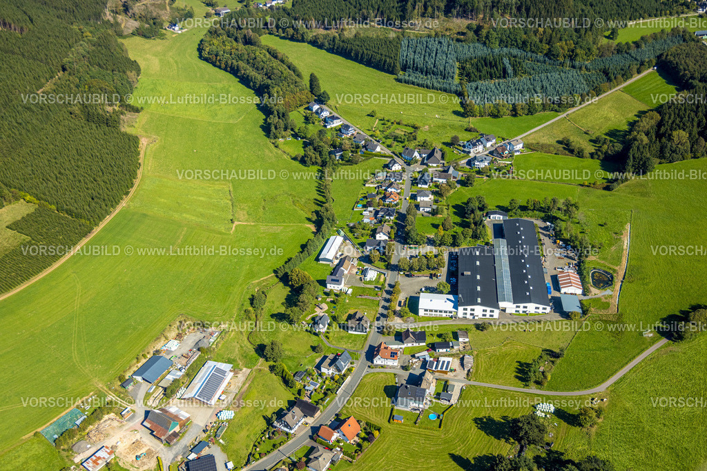 Kirchhundem230910362Oberhundem | Luftbild, Ortsansicht Ortsteil Selbecke, umgeben von Wiesen und Feldern, DNC Frästechnik Metallverarbeitung, Selbecke, Kirchhundem, Sauerland, Nordrhein-Westfalen, Deutschland