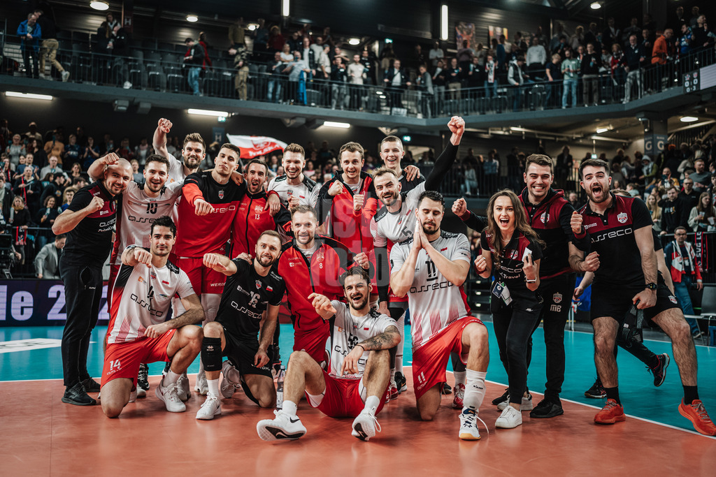 Volleyball | Herren | Saison 2023/2024 | CEV Volleyball Cup 2024 Finale | SVG Lüneburg (GER) vs. Asseco Resovia Rzeszow (POL) | 12.03.2024 | Mannschaftsfoto von den Gewinnern Asseco Resovia Rzeszow