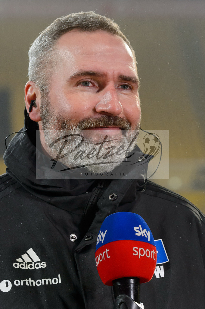 SGDHSV20220114_174 | Fussball, Herren: Trainer Tim Walter (Hamburger SV) schaut bei dem Spiel der 2. Bundesliga zwischen SG Dynamo Dresden und Hamburger SV im Rudolf-Harbig-Stadion am 14.01.2022 in Dresden, Deutschland.DFB / DFL REGULATIONS PROHIBIT ANY USE OF PHOTOGRAPHS AS IMAGE SEQUENCES AND/OR QUASI-VIDEO. - Realisiert mit Pictrs.com
