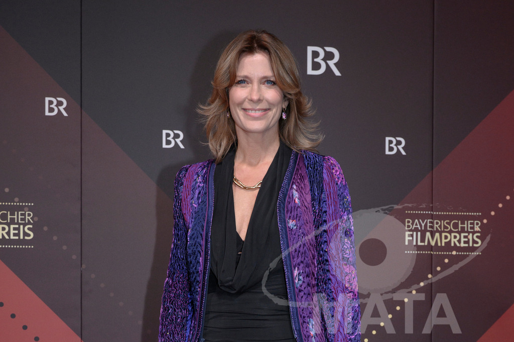 _DWI4785-3 | Valerie Niehaus (deutsche Schauspielerin) bei der Verleihung des 47. Bayerischen Filmpreises 2026  im Prinzregententheater. München, Deutschland. Der Bayerische Filmpreis wird seit 1979 von der Bayerischen Staatsregierung verliehen, um die Bedeutung des Kinofilms als Kulturgut herauszustellen - Realisiert mit Pictrs.com