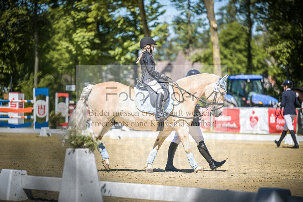 DOS_8684 | Entdecke hochwertige Reitturnierfotos von Foto Oger. Professionell, emotional und authentisch – jetzt Lieblingsmomente im Shop bestellen. - Realisiert mit Pictrs.com