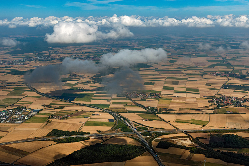 dr__0097391.jpg | BIEBELRIED 25.08.2022 Verkehrsführung und Fahrbahnen der Straßenführung am Autobahnkreuz der BAB A3 A7 in Biebelried im Bundesland Bayern, Deutschland. 