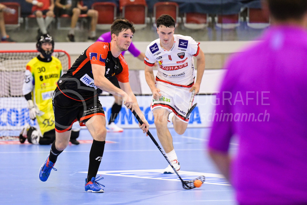 HC Rychenberg vs. Floorball Köniz - 28. August 2022 | HC Rychenberg vs. Floorball Köniz
AXA Arena, Winterthur
Levin Conrad (#4 HC Rychenberg) gegen Mike Gerber (#4 Floorball Köniz).
Bild: Sportfotografie Markus Aeschimann | www.markus-aeschimann.ch - Realisiert mit Pictrs.com