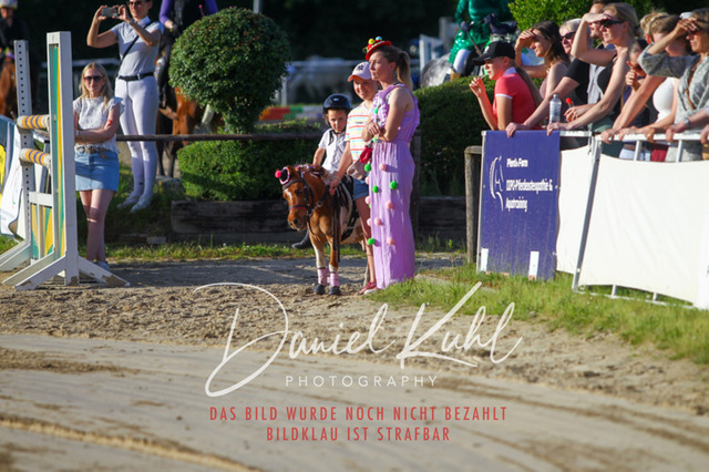 DKP45153 | Turnierfotos kaufen im Webshop von Daniel Kuhl Photography – entdecke professionelle Reitsportfotos aus Turnieren & Events. Hochwertige Turnierbilder online bestellen & sichern. Jetzt Fotos von Reitsportturnieren kaufen!
