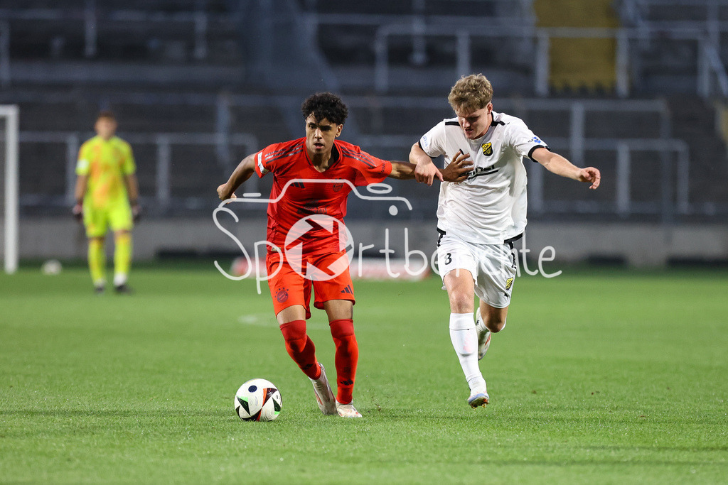 FC Bayern Amateure - DjK Vilzing | im Duell Adam AZNOU BEN CHEIKH (FC Bayern München II #2) und Simon SEDLACZEK (DJK Vilzing #8) / Zweikampf / Regionalliga Bayern: FC Bayern München II - DjK Vilzing, Grünwalder Stadion am 30.08.2024