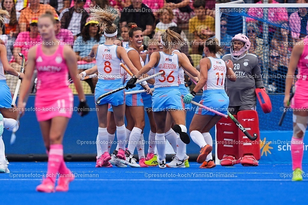 xydrx17082503007 | 17.08.2025, xydrx, Frauen EuroHockey Championship 2025, Finale, Niederlande - Deutschland, Sparkassenpark Mönchengladbach: Torjubel nach dem Tor zum 2:0 für die Niederländische Nationalmannschaft durch Torschütze Luna Fokke (NED #2) zusammen mit dem Team