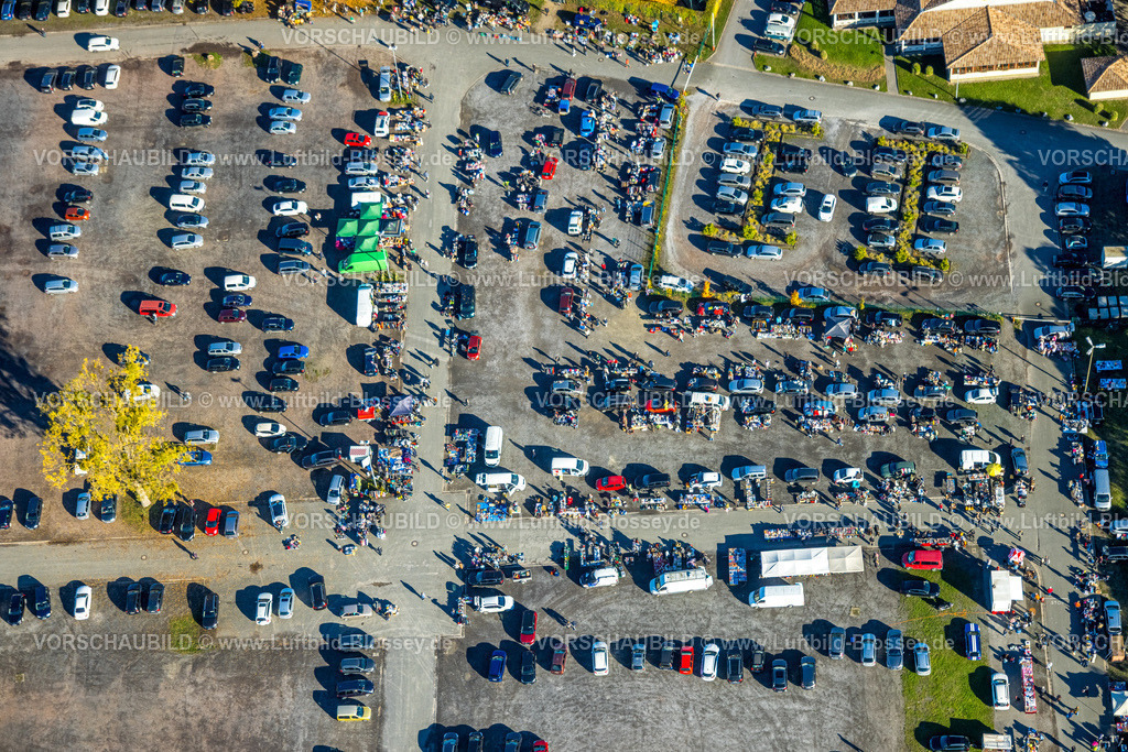 Hamm251001504 | Luftbild, Flohmarkt Trödelmarkt auf dem Parkplatz  Zentralhallen Ökonomierat-Peitzmeier-Platz, Händler-PKW und Besucher, Mitte, Hamm, Ruhrgebiet, Nordrhein-Westfalen, Deutschland