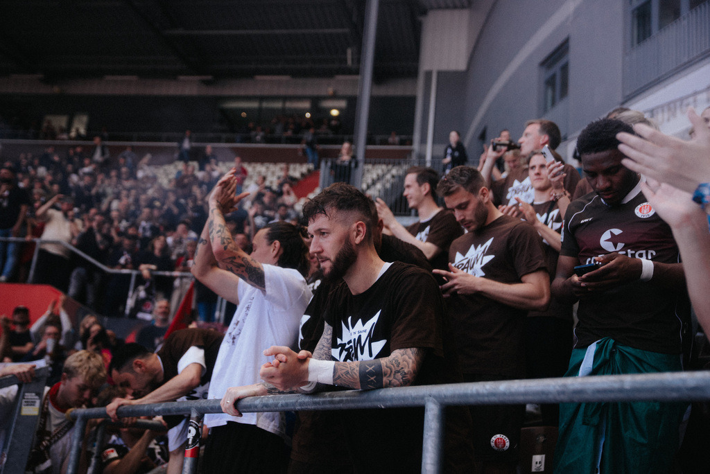 DSC03539-2 | Der offizielle Shop für FC St. Pauli Fotos. Wähle aus Spielszenen & Fanmomenten dein FCSP Wunschformat. Wir liefern Millerntor-Atmosphäre.
