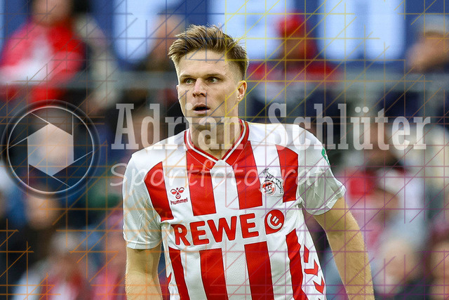 1. FC Köln vs FC Augsburg - 1. Bundesliga  | Köln, Deutschland, 18.10.25:   Marius Bülter (1. FC Köln) schaut waehrend des Spiels der 1. Bundesliga zwischen  1. FC Köln vs FC Augsburg im RheinEnergieStadion(Foto von Brauer-Fotoagentur / Adrian Schlueter)