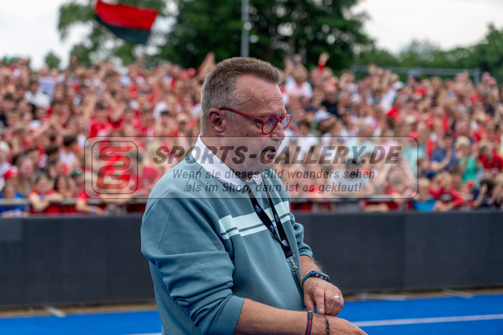 Final4_20250601-1518-HK108772 | Krefeld, Deutschland, 01.06.2025:  Feldhockey Final4 2025 – „Deutsche Feldhockey-Meisterschaften 2025“ Crefelder HTC - Rot-Weiss Köln (Finale Herren) im Gerd-Wellen-Hockeyanlage am 01.06.2025 in Krefeld, Deutschland. (Foto von Kramhöller/Fehrmann/Kaste)Krefeld, Germany, 01.06.2025: Feldhockey Final4 2025 – „Deutsche Feldhockey-Meisterschaften 2025“ Harvestehuder HTC - Düsseldorfer HC (Finale Damen) in Gerd-Wellen-Hockeyanlage at 01.06.2025 in Krefeld, Deutschland. (Foto from Kramhöller/Fehrmann/Kaste)