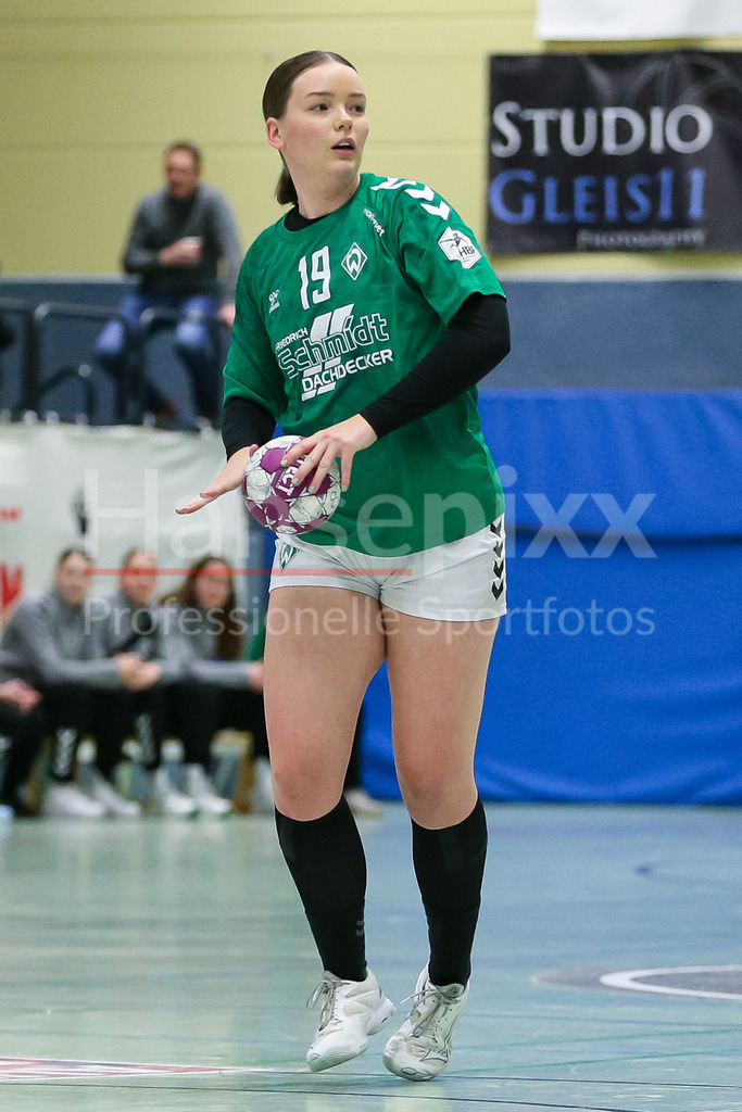 Handball, 2. Bundesliga Frauen, HL Buchholz 08-Rosengarten - SV Werder Bremen | v.li.: Mathilda Häberle (SV Werder Bremen, 19) Freisteller am Ball, Einzelfoto, Spielszene, Aktion, Action