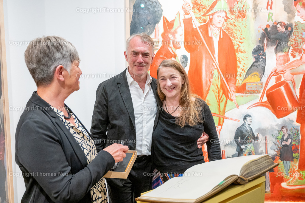 Neo-rauch-Ausstellung-museum-bensheim-art-2024030_Fotografie_Thomas_Neu | 6.7.2024, bbe, Museum Bensheim, Ausstellung Neo Rauch "im Papiergrund", zusammen mit seiner Ehefrau Rosa Loiy trug sich Neo Rauch in das goldene Buch der Stadt Bensheim ein, links Bürgermeisterin Christine Klein,, Bild: Thomas Neu