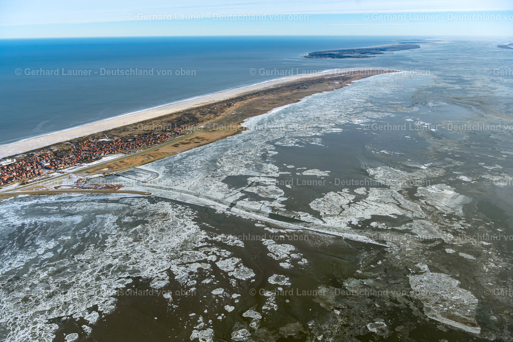 4044216 | JUIST 14.02.2021 Eisschollenstücke einer Treibeis- Schicht auf der Wasseroberfläche im Wattenmeer der Nordsee vor der Insel Juist im Bundesland Niedersachsen, Deutschland. Weiterführende Informationen bei: Inselgemeinde und Kurverwaltung Juist,  Werbegemeinschaft der Ostfriesischen Inseln GbR. // Ice floe pieces of a drift ice layer on the water surface in Wattenmeer of Nordsee vor of Island Juist in the state Lower Saxony, Germany. Further information at: Inselgemeinde und Kurverwaltung Juist,  Werbegemeinschaft der Ostfriesischen Inseln GbR. Foto: Gerhard Launer