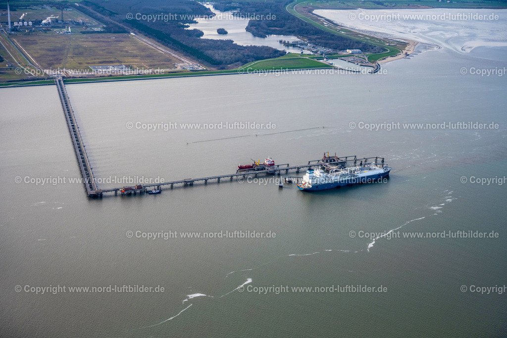 Wilhelmshaven_Höegh_Esperanza_LNG Speicher_und_Verdampfungsschiff_ELS_3644040223 | HOOKSIEL 04.02.2023 Wasserbrücke mit Leitungssystemen des LNG Erdgas und Flüssiggas- Terminal und Entladekai beim Entladen der " Höegh Esperanza " einem LNG-Speicher- und Verdampfungs-Schiff in Hooksiel im Bundesland Niedersachsen, Deutschland. Weiterführende Informationen bei: Höegh LNG AS,  Uniper Anlagenservice GmbH,  Uniper SE. // Water bridge with line systems of the LNG natural gas and liquid gas terminal and unloading dock when unloading the "Hoeegh Esperanza" an LNG storage and evaporation ship in Hooksiel in the state Lower Saxony, Germany. Further information at: Hoeegh LNG AS,  Uniper Anlagenservice GmbH,  Uniper SE. Foto: Martin Elsen