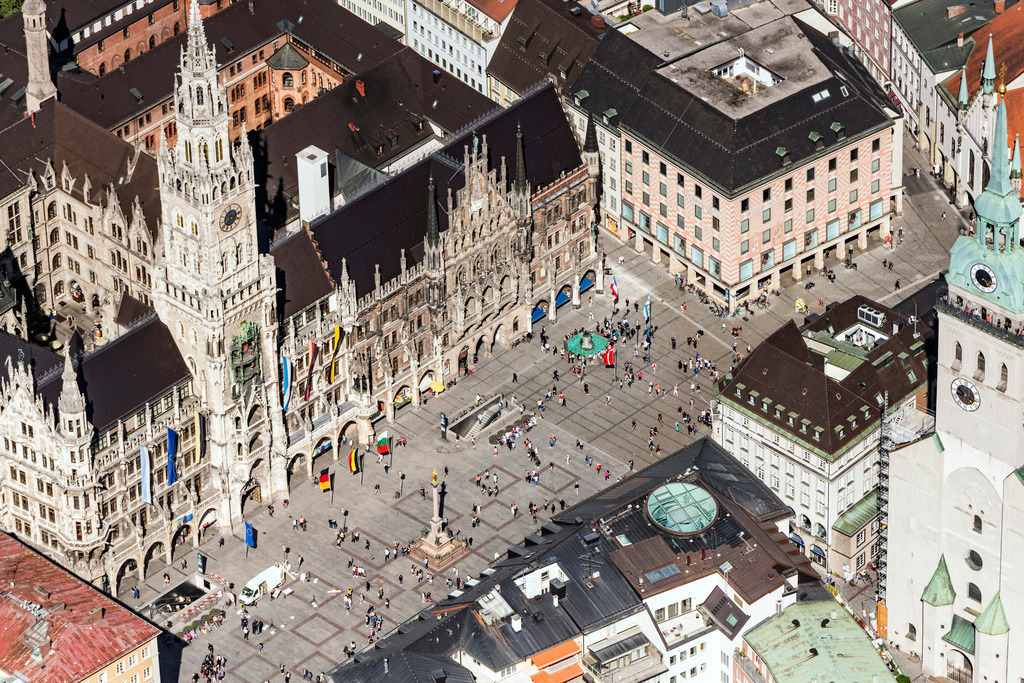 dr__dsc9218.jpg | MüNCHEN 07.05.2018 Platz- Ensemble Marienplatz am Rathaus im Innenstadt- Zentrum in München im Bundesland Bayern, Deutschland. // Ensemble space Marienplatz on Town Hall in the inner city center in Munich in the state Bavaria, Germany. Foto: Daniel Reiter