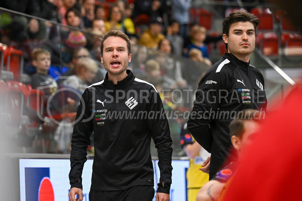 HC Rychenberg vs Floorball Köniz - 18. Dezember 2022 | HC Rychenberg vs Floorball Köniz
AXA Arena, Winterthur
Philipp Krebs (Head Coach HC Rychenberg) und Kyle Varley (Mentaltrainer HC Rychenberg).
Bild: Sportfotografie Markus Aeschimann | www.markus-aeschimann.ch - Realisiert mit Pictrs.com