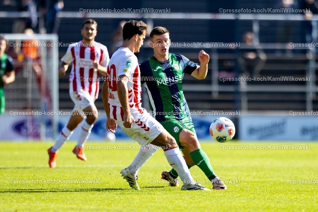 xKWI27092501023 | 27.09.2025, xkwix, Fußball, Regionalliga West, 1. FC Köln U23 - FC Gütersloh, Geißbockheim Franz-Kremer-Stadion: Mikail Özkan (1. FC Köln U23 #30) im Zweikampf gegen Aleksandar Kandic (FC Gütersloh #27)