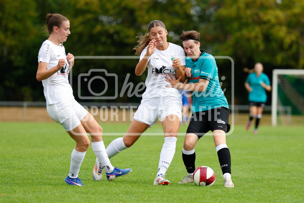 Fußball I Frauen I Westfalenpokal 26-27 I DJK GW Amelsbüren - SSV Rhade  I 18670 | Leonie Prüße (16, DJK GW Amelsbüren) Theresa Koch (5, DJK GW Amelsbüren) und Maike Sicking (22, SSV Rhade) im Kampf um den Ball. - Realisiert mit Pictrs.com