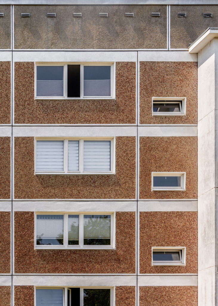 Neubrandenburg-Oststadt | Fassadenplatten des ersten Wohnblocks der Plattenbauserie WBS 70 in der DDR (Bauzeit von 1972 bis 1973) in der Oststadt in Neubrandenburg – Ostmoderne - Realisiert mit Pictrs.com