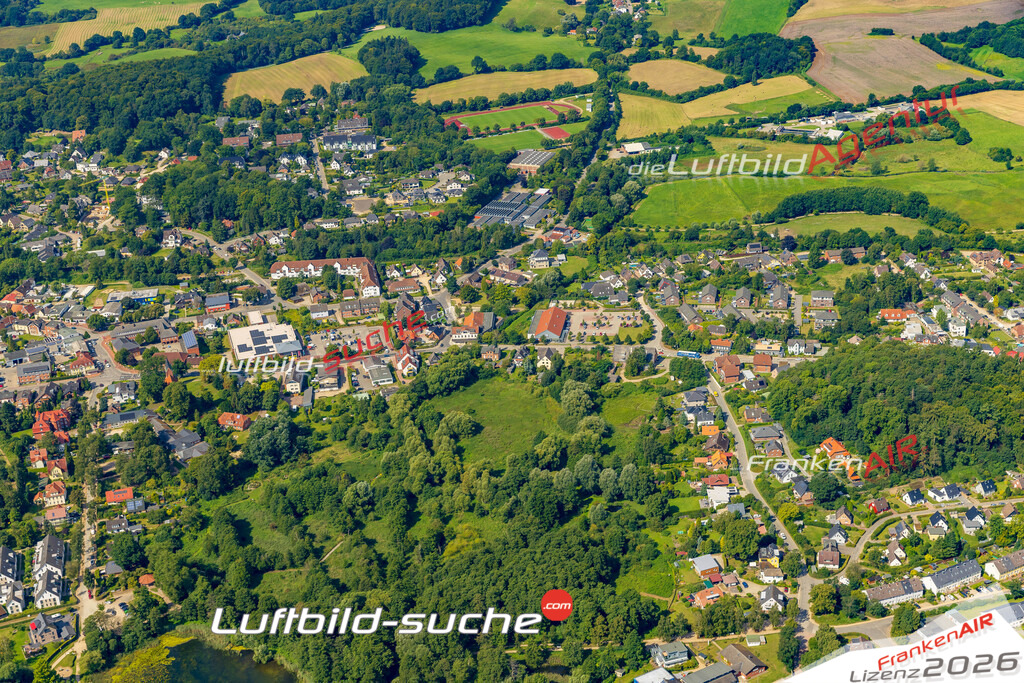 Stadt Malente von Oben- Die Luftaufnahme wurde 2025 vom UL-Flugzeug heraus erstellt ( keine Drohnenaufnahme ) - Hochauflösende Luftaufnahme - für Wandbilder und großformatige Ausdrucke geeignet. Das besondere Geschenk!Hier alle&nbsp;Infos zur Lizenzierung der LuftaufnahmeWir fliegen auch dieses Jahr wieder in Ihre Region um Luftbilder zu erstellen.- Luftbild anfragen