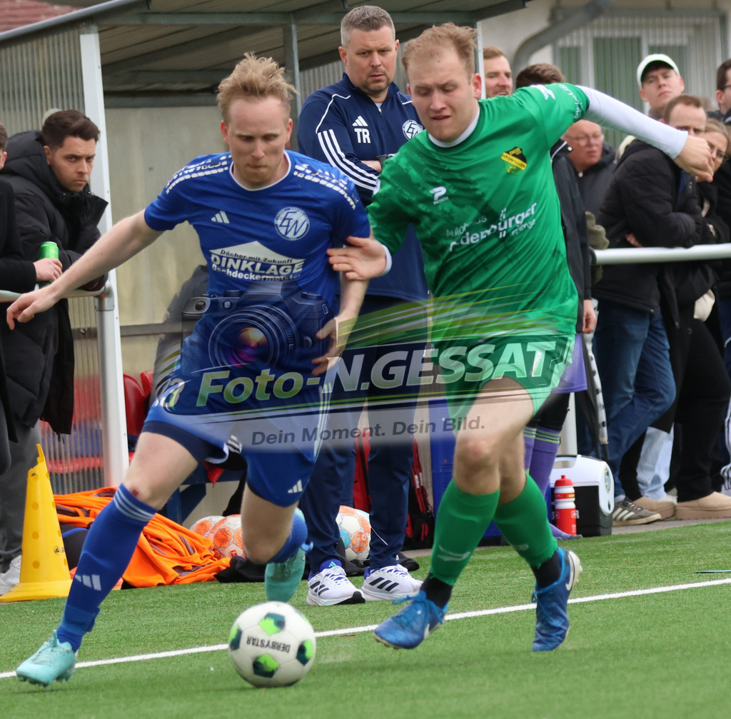 SC Enger - SV Enger-Westerenger | Auf dem Bild zu sehen: grün SC Enger: Luis Büscher ; blau SV Enger-Westerenger: Henrik Jablonowski ; SV Enger-Westerenger Trainer: Tim Feichtinger SC Enger, SV Enger-Westerenger, Saison 25/26, Kreisliga A, Enger, Deutschland - Realisiert mit Pictrs.com