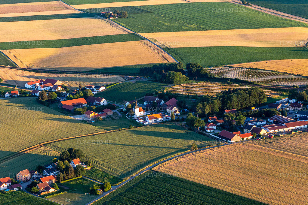 Luftbild: Ehring im Ortsteil Ehring in Riekofen im Bundesland Bayern in Deutschland. – Foto: IMG_133320.jpg vom 03.07.2022 durch Werner Riehm/FLY-FOTO.de – Auflösung des Originals: 5472 x 3648 px – Gemeinde Riekofen | Gemeinde Riekofen