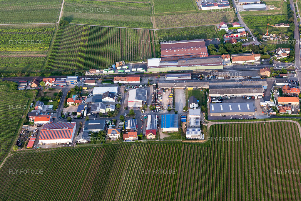 Gewerbegebiet Am Bahnhof | Luftbild: Gewerbegebiet Am Bahnhof in Kirrweiler im Bundesland Rheinland-Pfalz in Deutschland. Foto: IMG_107445.jpg vom 25.05.2018 durch Werner Riehm/FLY-FOTO.de - Realisiert mit Pictrs.com