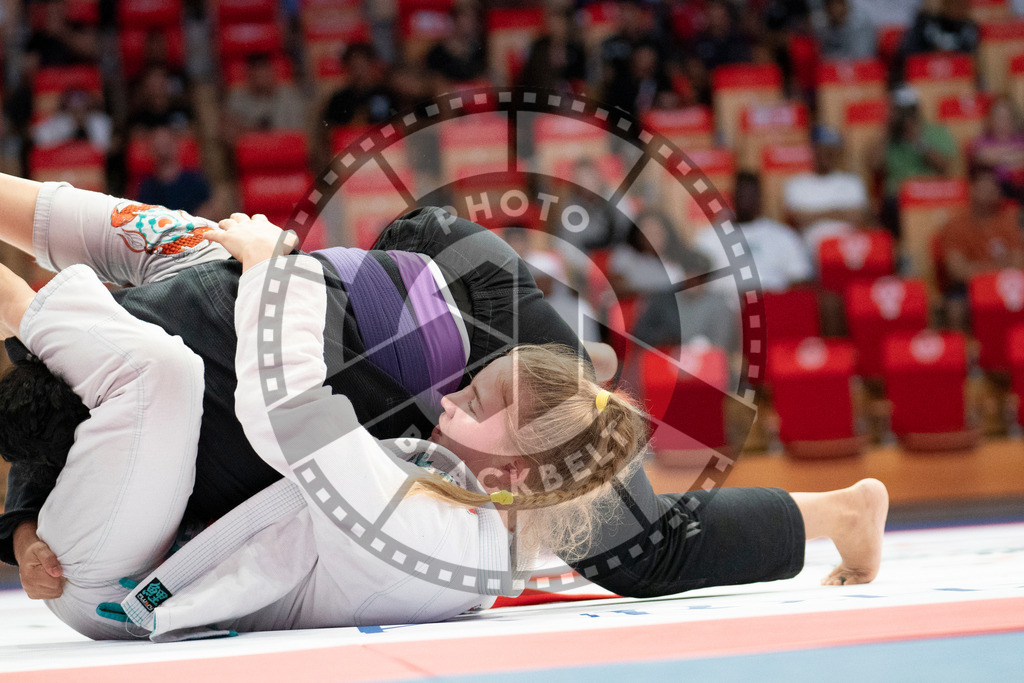 20231109PBB6742 | Fighters compete during the AJP World Professional Championship in the Mubadala Arena in Abu Dhabi, Arab United Emirates, on November 9, 2023.