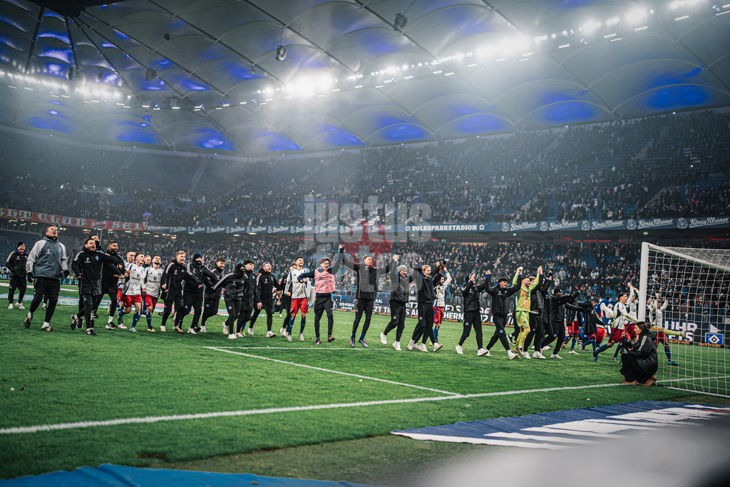 Fußball | Männer | Saison 2024/2025 | 2. Fußball-Bundesliga | 18. Spieltag | Hamburger SV vs. 1. FC Köln | 18.01.2025 | Das Team des HSV mit einer Laola nach dem Sieg