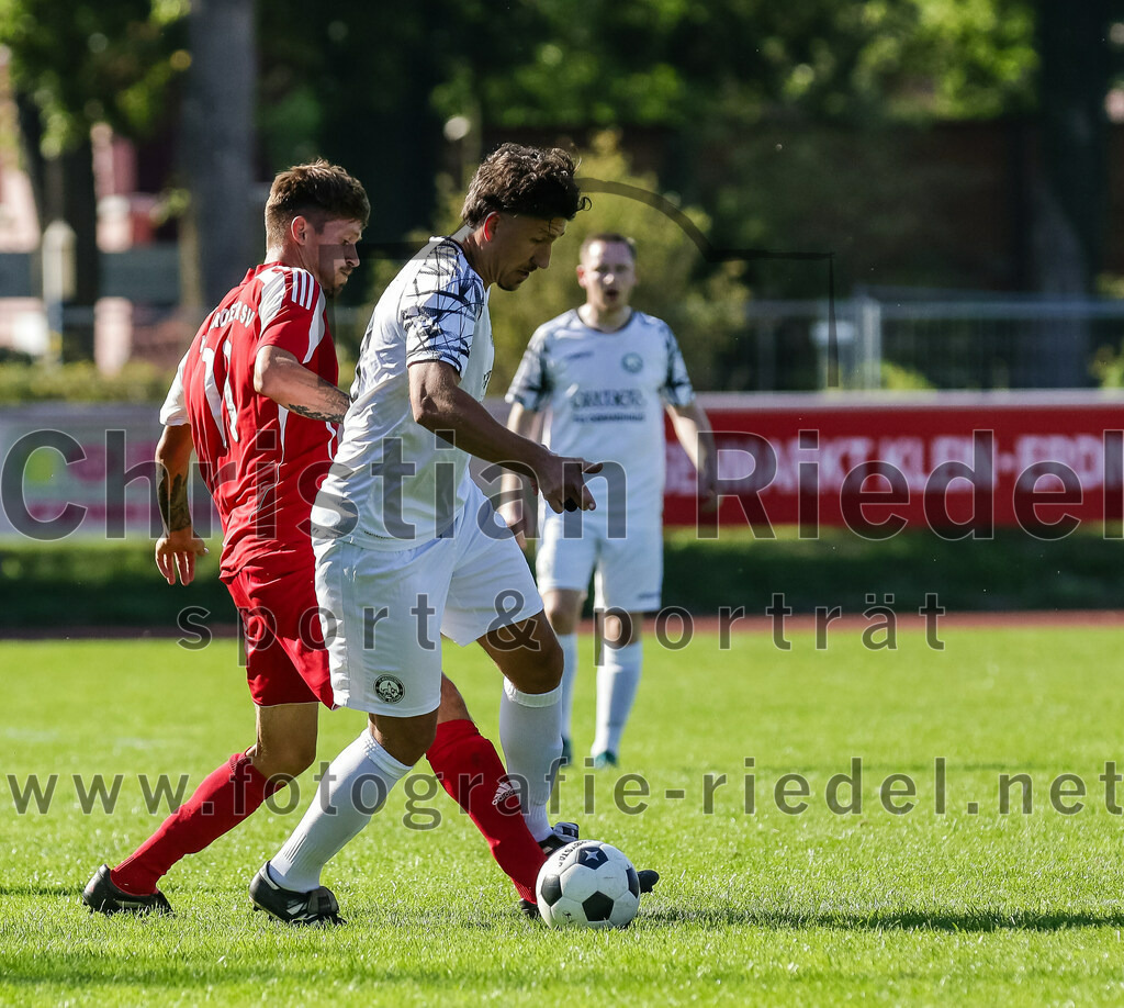 2023-09-09_043_FC_Herzogstadt_II_gegen_SG_Hoerlkofen_Woerth | Erding, Deutschland, 09.09.2023:
Fußball, A-Klassel 2023 / 2024, 6. Spieltag, FC Herzogstadt II gegen SG Hörlkofen/Wörth, Endergebnis: 1:2

Lukas Becker (SG Hörlkofen/Wörth, #11), Ludwig Scheidl (FC Herzogstadt, #18)

Foto: Christian Riedel / fotografie-riedel.net