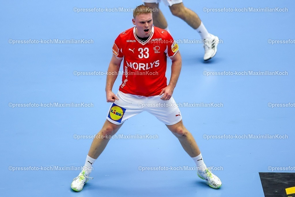 EHF24012602129 | 24.01.2026, Handball, Men's EHF EURO 2026, Dänemark -Spanien, Jyske Bank Boxen in Herning, Dänemark, Main Round:  Emil Siersbaek Bergholt (Denmark #33) jubelnd