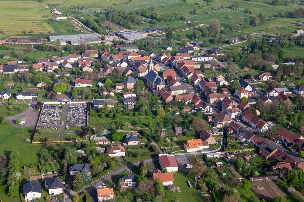 Luftbild: Eglise Petit-Réderching und Friedhof in Petit-Réderching im Bundesland Moselle in Frankreich. Foto: IMG_140667.jpg vom 01.05.2024 durch Werner Riehm/FLY-FOTO.de