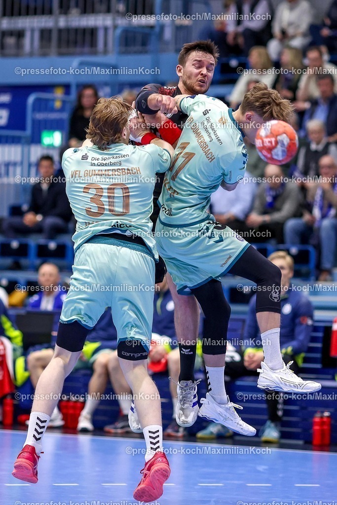 Gum25032501012 | 25.03.2025, Handball, European League - Play-Offs, VfL Gummersbach - MT Melsungen, Schwalbe-Arena: Jonathan Svensson (MT Melsungen #28) gegen Tom Kiesler (GUM #30) und Mathis Häseler (GUM #11) 