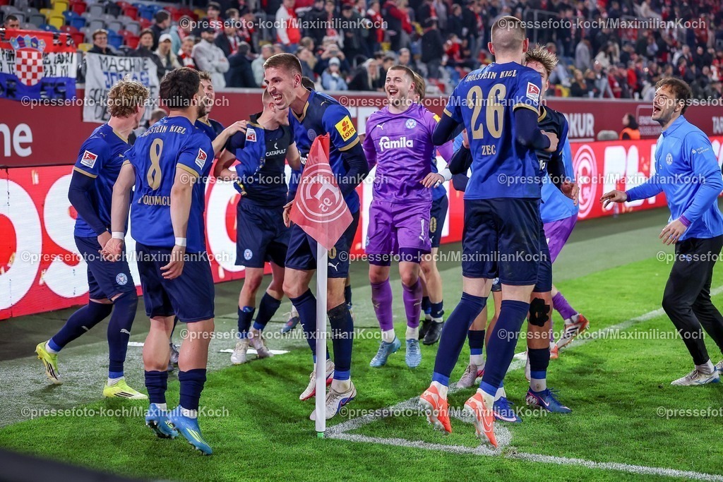 F9510042601135 | 10.04.2026, Fußball, Fortuna Düsseldorf - Holstein Kiel, 2. Fußball Bundesliga, Herren, Merkur Spiel-Arena, 29. Spieltag, Saison 2025 2026: Abschlussjubel nach dem 2:1 Sieg für Holstein Kiel Umut Tohumcu&nbsp; (Holstein Kiel #08) Marko Ivezic&nbsp; (Holstein Kiel #06) Torhüter Timon Weiner&nbsp; (Holstein Kiel #01) David Zec&nbsp; (Holstein Kiel #26)  DFB regulations prohibit any use of photographs as image sequences and or quasi-video.