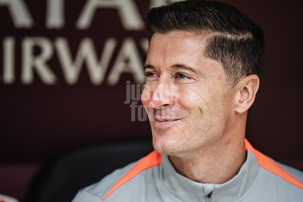Fußball | Herren | UEFA-Fußball-Europameisterschaft 2024 | Gruppe D | Polen vs. Niederlande | 16.06.2024 | Robert Lewandowski (#9, Polen) auf der Bank vor dem Spiel Portrait