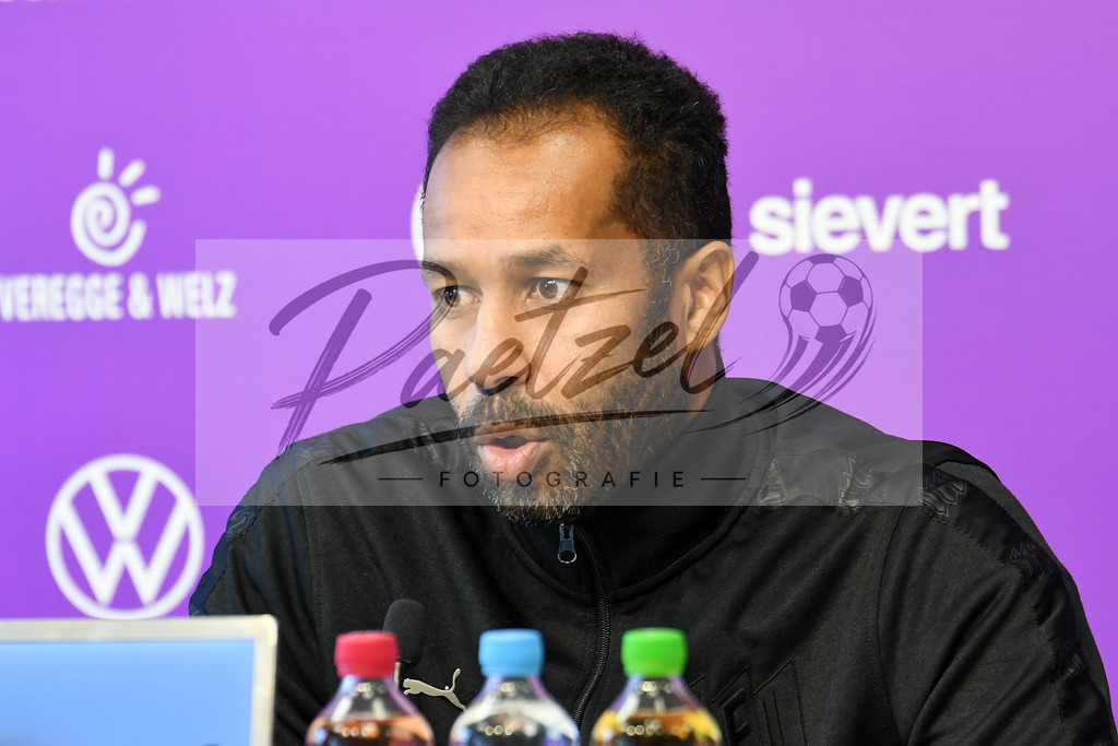 20200228_PKOSNA_0012 | Fussball, Herren: Trainer Daniel Thioune (VfL Osnabrueck) schaut waehrend der Pressekonferenz des VfL Osnabrueck im Presseraum des Stadion an der Bremer Bruecke am 28.02.2020 in Osnabrueck, Deutschland. - Realisiert mit Pictrs.com