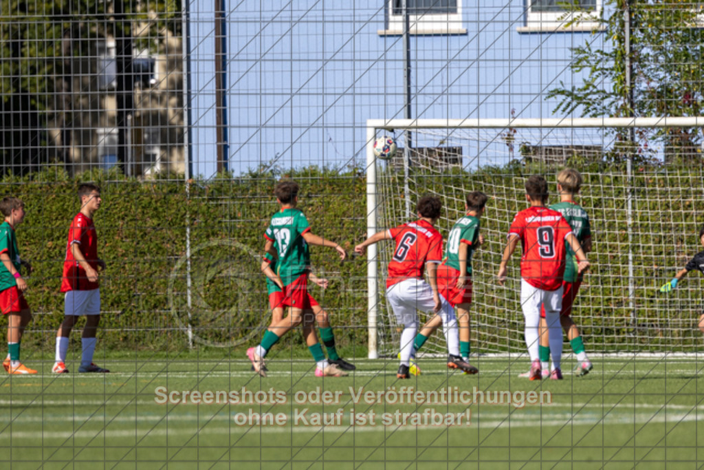 20250920_154233_0149 | #,1.Göppinger SV (rot) vs. FC Esslingen II (grün), Fussball, C-Junioren Leistungsstaffel Mitte - wfv 2025/2026, Kunstrasenplatz Nord, Hohenstaufenstr. 116, 73033 Göppingen, 20.09.2025 - 15:30 Uhr,Foto: PhotoPeet-Sportfotografie/Peter Harich