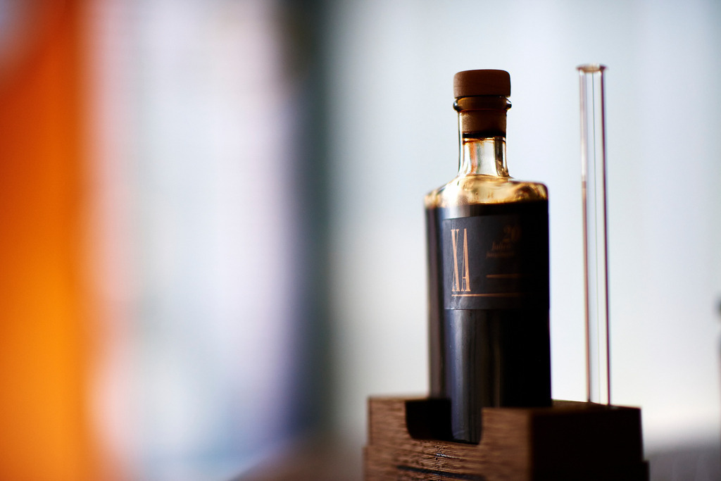 Gölles Apfel Balsamessig 20 Jahre | Riegersburg, Austria - September 12, 2018: Gölles Manufaktur; Gölles Apfel Balsamessig 20 Jahre. - Realisiert mit Pictrs.com